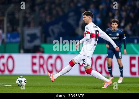 BOCHUM, ALLEMAGNE - 3 DÉCEMBRE : Atakan Karazor du VfB Stuttgart passe le ballon lors de la manche de la DFB Cup de 16 matchs entre le VfL Bochum et le VfB Stuttgart au Vonovia Ruhrstadion le 3 décembre 2025 à Bochum, Allemagne. (Photo de René Nijhuis) Banque D'Images