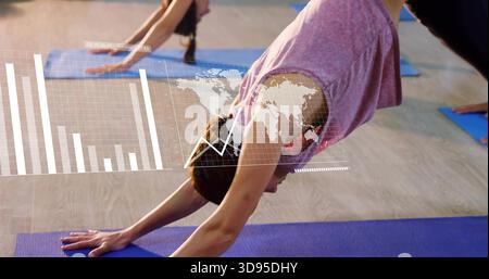 Femme pliante effectuant un pliage avant dans le studio sur tapis violet dans le top rose avec recouvrement AR Banque D'Images