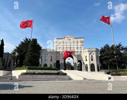 Entrée du campus central de l'Université d'Istanbul à Istanbul, Turquie. C'est la première université de Turquie moderne. Banque D'Images