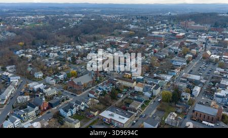Hudson, NY, USA - 20 novembre 2025 : vue aérienne de Hudson, New York le long de la rivière Hudson. Banque D'Images