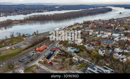 Hudson, NY, USA - 20 novembre 2025 : vue aérienne de Hudson, New York le long de la rivière Hudson. Banque D'Images