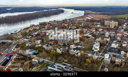 Hudson, NY, USA - 20 novembre 2025 : vue aérienne de Hudson, New York le long de la rivière Hudson. Banque D'Images
