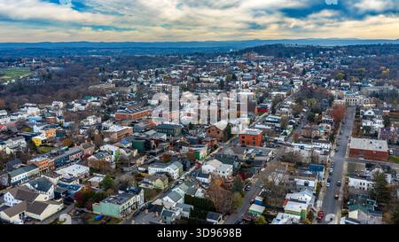 Hudson, NY, USA - 20 novembre 2025 : vue aérienne de Hudson, New York le long de la rivière Hudson. Banque D'Images