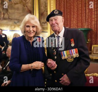 073074 11/11/2025 réception de la Reine Camilla et Henry Rice pour les vétérans qui ont servi dans le Pacifique pendant la seconde Guerre mondiale pour marquer le 80e anniversaire de la Journée VJ au château de Windsor Berkshire crédit : Alpha / Admedia / MediaPunch Banque D'Images