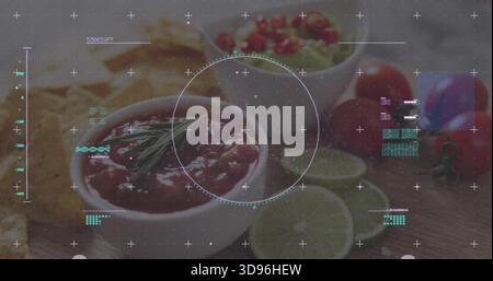 Affichage bol en céramique de salsa rouge sur la table en bois, avec guac, frites, tranches de citron vert, tomates, HUD Banque D'Images