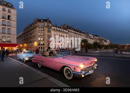 Paris, France - 11 novembre 2025 : vieilles voitures américaines sur un pont à l'Ile Saint-Louis à Paris Banque D'Images