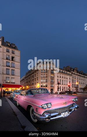 Paris, France - 11 novembre 2025 : vieilles voitures américaines sur un pont à l'Ile Saint-Louis à Paris Banque D'Images