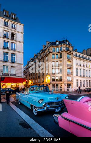 Paris, France - 11 novembre 2025 : vieilles voitures américaines sur un pont à l'Ile Saint-Louis à Paris Banque D'Images