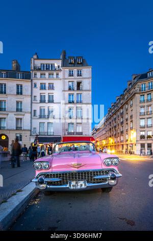 Paris, France - 11 novembre 2025 : vieilles voitures américaines sur un pont à l'Ile Saint-Louis à Paris Banque D'Images