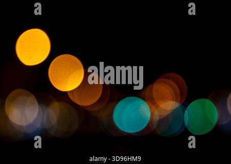 Paris, France - 16 novembre 2025 : lumières de Noël floues sur les champs-Élysées à Paris Banque D'Images