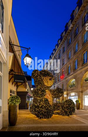 Paris, France - 20 novembre 2025 : Centre commercial avec ours en peluche illuminé à Paris pour le jour de Noël Banque D'Images