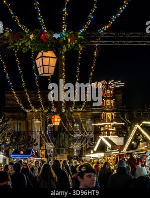 Strasbourg, France - 27 novembre 2025 : le marché de Noël dans le centre de Strasbourg. Le centre historique de Strasbourg, à proximité de la cathédrale, est ve Banque D'Images