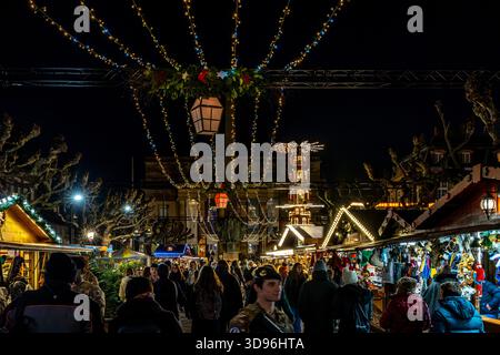 Strasbourg, France - 27 novembre 2025 : le marché de Noël dans le centre de Strasbourg. Le centre historique de Strasbourg, à proximité de la cathédrale, est ve Banque D'Images