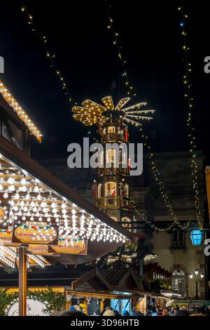 Strasbourg, France - 27 novembre 2025 : le marché de Noël dans le centre de Strasbourg. Le centre historique de Strasbourg, à proximité de la cathédrale, est ve Banque D'Images