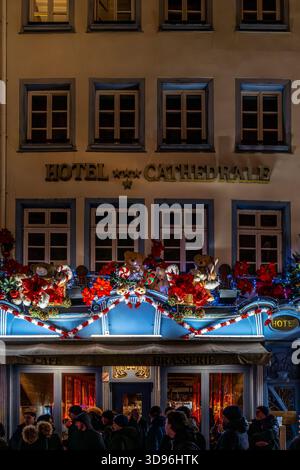 Strasbourg, France - 27 novembre 2025 : décorations de Noël sur la façade d'un hôtel à Strasbourg Banque D'Images