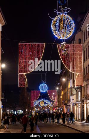 Strasbourg, France - 27 novembre 2025 : le marché de Noël dans le centre de Strasbourg. Le centre historique de Strasbourg, à proximité de la cathédrale, est ve Banque D'Images