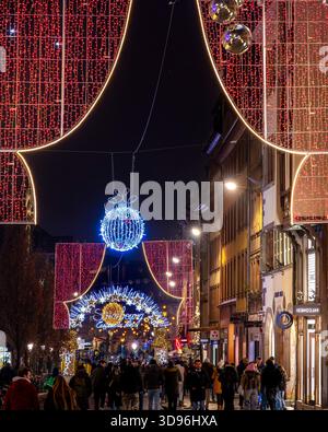 Strasbourg, France - 27 novembre 2025 : le marché de Noël dans le centre de Strasbourg. Le centre historique de Strasbourg, à proximité de la cathédrale, est ve Banque D'Images
