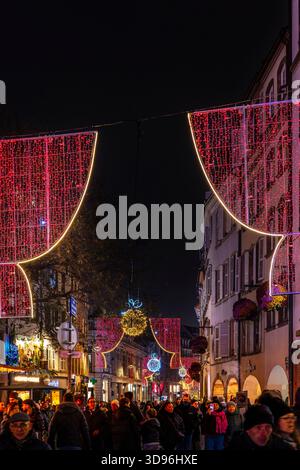 Strasbourg, France - 27 novembre 2025 : le marché de Noël dans le centre de Strasbourg. Le centre historique de Strasbourg, à proximité de la cathédrale, est ve Banque D'Images