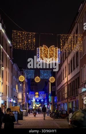 Strasbourg, France - 27 novembre 2025 : décoration de noël de rue à Strasbourg, France Banque D'Images