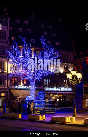 Strasbourg, France - 27 novembre 2025 : décoration de noël de rue à Strasbourg, France Banque D'Images
