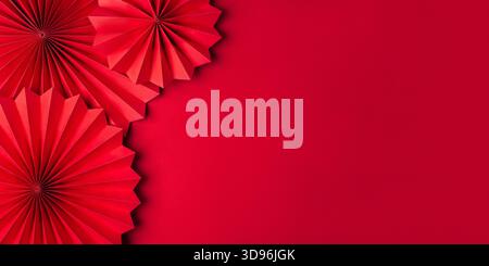 Ventilateurs de papier rouge sur fond rouge. Banque D'Images