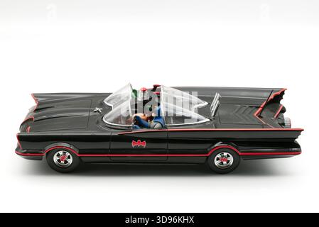 Modèle de voiture Batmobile en plastique de l'emblématique série télévisée Batman 1966, isolé sur blanc. Banque D'Images