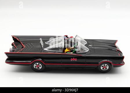 Voiture modèle en plastique Batmobile de la série télévisée emblématique Batman 1966 sur fond blanc. Banque D'Images