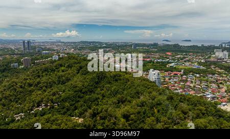 Kota Kinabalu avec des zones résidentielles, des rues et des maisons vue d'en haut. Bornéo, Sabah, Malaisie. Banque D'Images