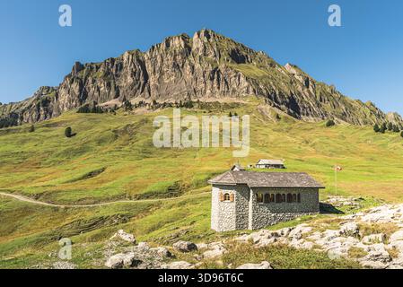 Chapelle en pierre dans un paysage de montagne au sommet de Pragelpass, canton de Schwyz, Suisse Banque D'Images
