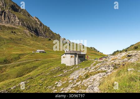 Chapelle en pierre dans un paysage de montagne au sommet de Pragelpass, canton de Schwyz, Suisse Banque D'Images