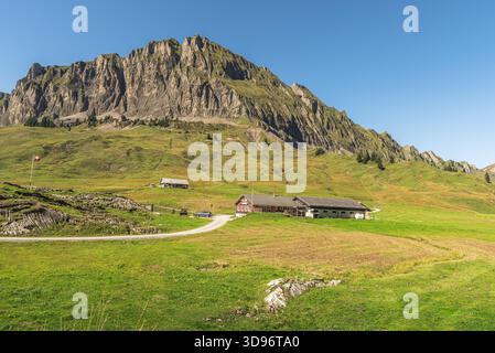 Paysage de montagne et ferme au sommet de Pragelpass, canton de Schwyz, Suisse Banque D'Images