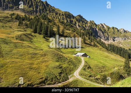 Cabane de montagne entourée de paysages alpins à Pragelpass, canton de Schwyz, Suisse Banque D'Images