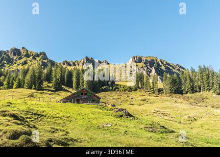 Cabane de montagne entourée de paysages alpins à Pragelpass, Muotathal, Canton de Schwyz, Suisse Banque D'Images