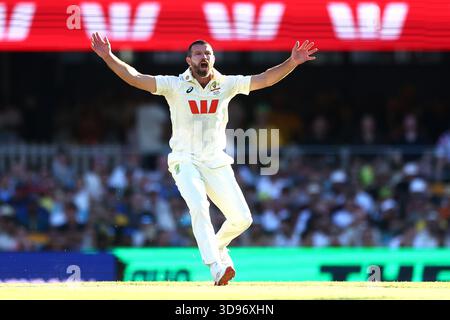 Michael Neser de l'Australie interjette appel lors du deuxième test jour 1 de la série NRMA Insurance Ashes match Australie vs Angleterre au Gabba, Brisbane Cricket Ground, Brisbane, Australie, 4 décembre 2025 (photo par Patrick Hoelscher/News images) *** GER AUT sui OUT *** à Brisbane, Australie le 12/4/2025. (Photo Patrick Hoelscher/Actualités images/SIPA USA) Banque D'Images