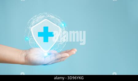 Soins de santé, concept d'assurance. Les mains des gens tenant plus et les soins de santé icône médicale, la santé et l'accès à la santé sociale. Assurance soins médicaux, an Banque D'Images
