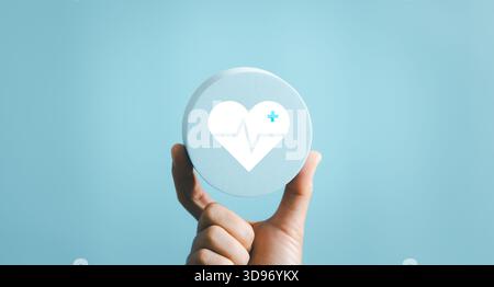 Forme de coeur avec ligne de cardio gramme sur fond bleu, bannière et fond pour la santé cardiaque, les soins de santé, le concept de bilan de santé, la médecine et le HEA Banque D'Images