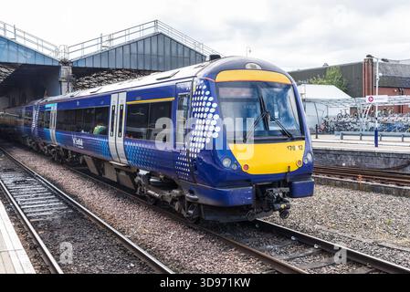Aberdeen, Écosse, Royaume-Uni - 7 juillet 2024 : un train de voyageurs ScotRail à la gare d'Aberdeen, Écosse, Royaume-Uni. Banque D'Images