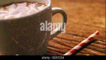 Montrant tasse en céramique avec guimauves recouvertes de cacao sur la table en bois poignée de paille rouge droite, espace de copie Banque D'Images