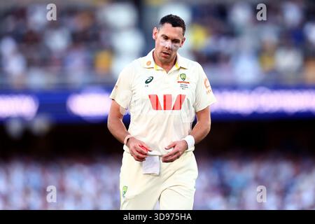 Scott Boland de l'Australie regarde pendant le deuxième test Day 1 Series match de la NRMA Insurance Ashes Australie vs Angleterre au Gabba, Brisbane Cricket Ground, Brisbane, Australie, 4 décembre 2025 (photo par Patrick Hoelscher/News images) *** GER AUT sui OUT *** à Brisbane, Australie le 12/4/2025. (Photo Patrick Hoelscher/Actualités images/SIPA USA) Banque D'Images