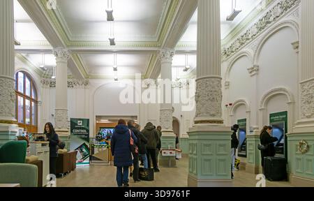 Architecture historique de style classique intérieur de Lloyds Bank, Cornhill, centre-ville d'Ipswich, Suffolk, Angleterre, architecte britannique Thomas William Cotman Banque D'Images
