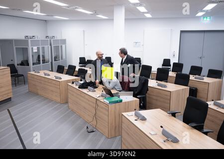 Dresde, Allemagne. 04th Dec, 2025. Susann E. siège au tribunal régional supérieur de Dresde (OLG) avant le début du procès. Le confident présumé du terroriste du NSU Beate Zschäpe est accusé, entre autres, de soutenir une organisation terroriste. Crédit : Sebastian Kahnert/dpa/Alamy Live News Banque D'Images