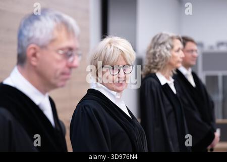 Dresde, Allemagne. 04th Dec, 2025. Simone Herberger (2e à partir de la gauche), juge présidant à la haute Cour régionale, est au début du procès à la haute Cour régionale (OLG) à Dresde. Crédit : Sebastian Kahnert/dpa/Alamy Live News Banque D'Images