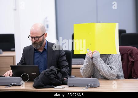 Dresde, Allemagne. 04th Dec, 2025. Susann E. siège au tribunal régional supérieur de Dresde (OLG) avant le début du procès. Le confident présumé du terroriste du NSU Beate Zschäpe est accusé, entre autres, de soutenir une organisation terroriste. Crédit : Sebastian Kahnert/dpa/Alamy Live News Banque D'Images