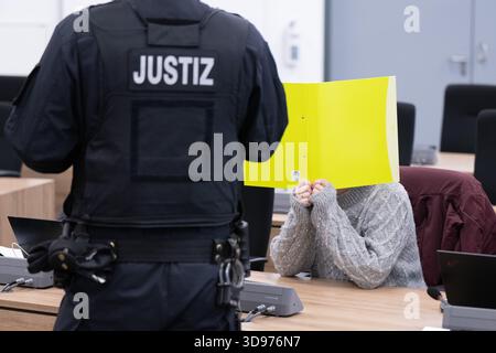 Dresde, Allemagne. 04th Dec, 2025. Susann E. siège au tribunal régional supérieur de Dresde (OLG) avant le début du procès. Le confident présumé du terroriste du NSU Beate Zschäpe est accusé, entre autres, de soutenir une organisation terroriste. Crédit : Sebastian Kahnert/dpa/Alamy Live News Banque D'Images