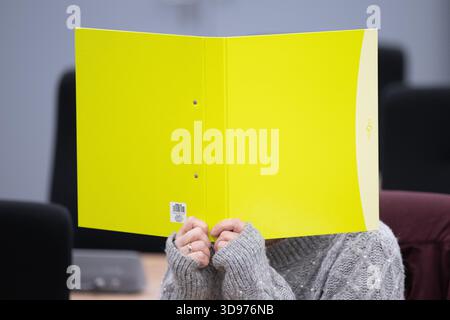 Dresde, Allemagne. 04th Dec, 2025. Susann E. siège au tribunal régional supérieur de Dresde (OLG) avant le début du procès. Le confident présumé du terroriste du NSU Beate Zschäpe est accusé, entre autres, de soutenir une organisation terroriste. Crédit : Sebastian Kahnert/dpa/Alamy Live News Banque D'Images