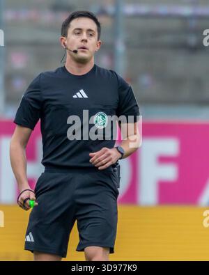 Ingolstadt, Allemagne 29 novembre 2025 : 3. Ligue - 2025/2026 - FC Ingolstadt 04 vs. TSG 1899 Hoffenheim II dans l'image : arbitre Nico Fuchs /// la réglementation DFB interdit toute utilisation de photographies comme séquences d'images et/ou quasi-vidéo /// Banque D'Images