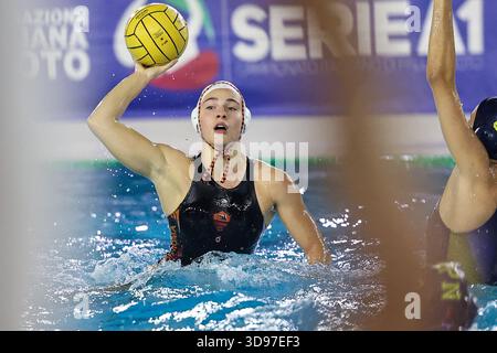 Roma, Italie. 03 décembre 2025. Sara Carosi (SIS Roma) pendant SIS Roma vs Rapallo Pallanuoto, Waterpolo Italian Serie A1 Women match à Roma, Italie, 03 décembre 2025 crédit : Agence photo indépendante/Alamy Live News Banque D'Images