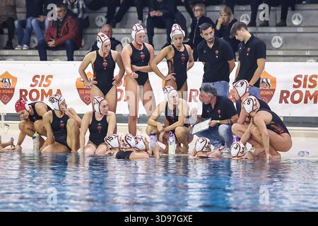 Roma, Italie. 03 décembre 2025. Time Out SIS Roma pendant SIS Roma vs Rapallo Pallanuoto, Waterpolo Italian Serie A1 Women match à Roma, Italie, 03 décembre 2025 crédit : Agence photo indépendante/Alamy Live News Banque D'Images