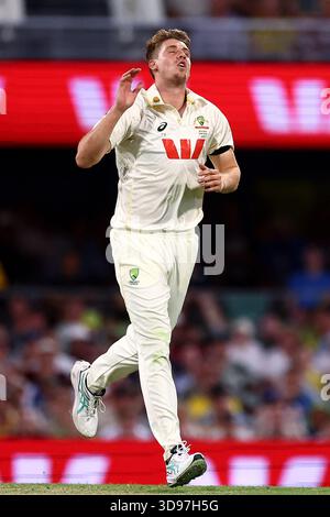 Cameron Green de l'Australie réagit lors du deuxième test Day 1 Series match de la NRMA Insurance Ashes Australia vs England au Gabba, Brisbane Cricket Ground, Brisbane, Australie, 4 décembre 2025 (photo par Patrick Hoelscher/News images) *** GER AUT sui OUT *** à Brisbane, Australie le 12/4/2025. (Photo Patrick Hoelscher/Actualités images/SIPA USA) Banque D'Images