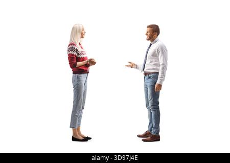 L'homme et la femme debout et avoir une conversation isolé sur fond blanc Banque D'Images